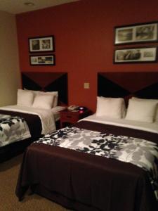 Sleep Inn Pelham Oak Mountain في بيلهام: غرفة فندقية بسريرين وجدران حمراء