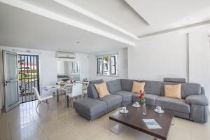 sala de estar con sofá y mesa en Villa Adaman - Stunning 3 Bedroom Seafront Villa with Pool - Close to the Beach, en Ayia Napa