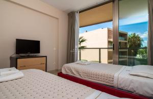 Tempat tidur dalam kamar di Apartment salgados beach dalma palm