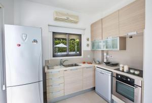 A cozinha ou cozinha compacta de Villa Konno - Stunning 3 Bedroom Protaras Villa with Pool - Close to Konnos Beach