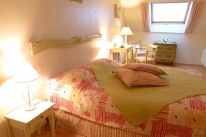 - une chambre avec un lit, deux tables et une fenêtre dans l'établissement Ferme de Marpalu, à La Ferté-Saint-Cyr