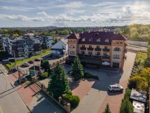 eine Luftansicht eines großen Gebäudes in einer Stadt in der Unterkunft Hotel Ruczaj in Krakau