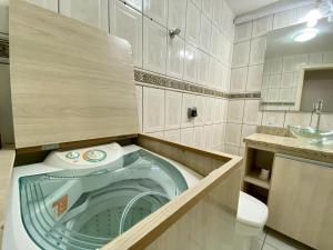 Ένα μπάνιο στο Apartamento temporada edifício Vila Velha +17 φωτογραφίες