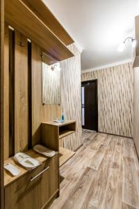 bagno con 2 lavandini e pavimento in legno di Apartment near Zhitomirskaya metro station, Nikolay Krasnova street a Kiev