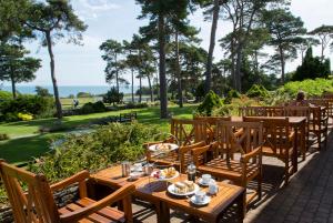 una mesa y sillas con comida encima en Knoll House, en Studland