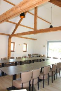De Blauwe Hoeve في Zwijndrecht: قاعة اجتماعات كبيرة مع طاولة وكراسي كبيرة