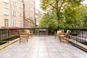 een patio met stoelen en een hek bij The Southwick Sanctuary - Large 6BDR with Terrace in Londen