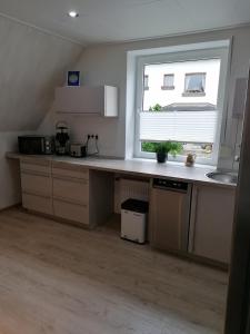 een keuken met een aanrecht met een wastafel en een raam bij Ferienwohnung in der Natur in Drolshagen +10 foto's