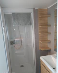 - un réfrigérateur blanc dans une cuisine à côté d'un évier dans l'établissement Mobile Homes by KelAir at Camping L'Hippocampe, à Argelès-sur-Mer