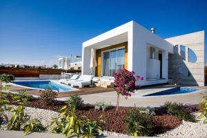 PaphosにあるLuxury Cyprus Villa Sky Villa Private Pool Sea View 1 BDR Paphosのスイミングプール付きのヴィラ、家