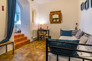 een woonkamer met een bed en een spiegel bij Cortijo El Indiviso in Vejer de la Frontera +37 foto's