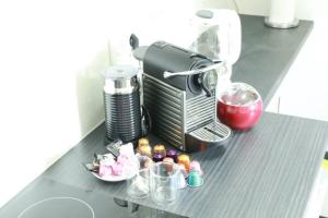 un piano di lavoro con macchinetta del caffè e cibo sopra di Modernes Apartment in Leichlingen a Leichlingen