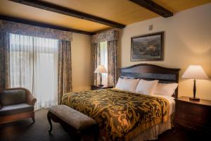 A bed or beds in a room at Mirbeau Inn & Spa - Skaneateles