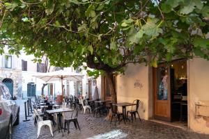 Um restaurante ou outro lugar para comer em Navona "The Corner"