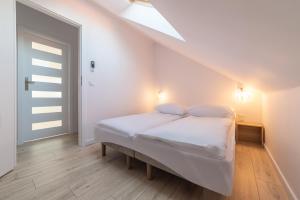 Łóżko lub łóżka w pokoju w obiekcie Marina Domki Apartamentowe