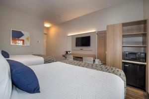 Microtel Inn & Suites by Wyndham Loveland tesisinde bir oda