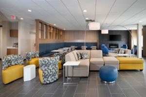 The lounge or bar area at Microtel Inn & Suites by Wyndham Loveland