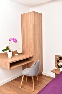 sypialnia z biurkiem i krzesłem w obiekcie VIP Apartament number 9 w mieście Lublin