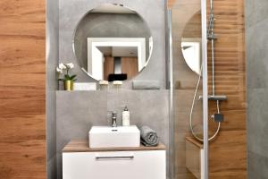 łazienka z umywalką i lustrem w obiekcie VIP Apartament number 9 w mieście Lublin