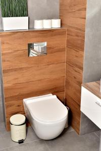 łazienka z białą toaletą w pokoju w obiekcie VIP Apartament number 9 w mieście Lublin