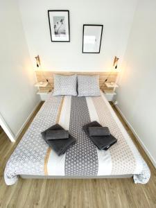 - une chambre avec un lit et 2 oreillers dans l'établissement L'INDUSTRIEL CHIC, 2 PIECES AVEC VU IMPRENABLE SUR ROUEN, à Rouen
