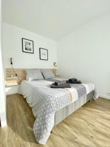 a white bedroom with a large bed in it at L'INDUSTRIEL CHIC, 2 PIECES AVEC VU IMPRENABLE SUR ROUEN in Rouen
