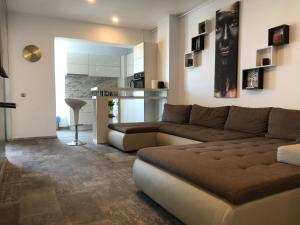 uma sala de estar com um sofá e uma cozinha em Luxury Westpark 2 Residence Lake View W6 em Bucareste
