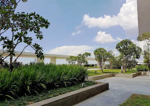 dziedziniec z roślinami i drzewami oraz budynek w obiekcie Suites at 1Tebrau w mieście Johor Bahru