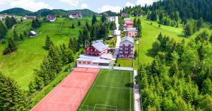 een luchtzicht op een huis met een tennisbaan bij Resort EuroPark Fundata in Fundata
