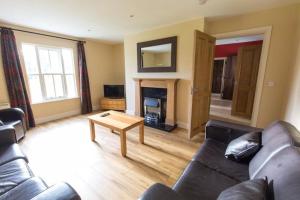 sala de estar con sofá y chimenea en Country View, Holiday Home Dungarvan, Waterford - 3 Bedrooms Sleeps 6 en Dungarvan
