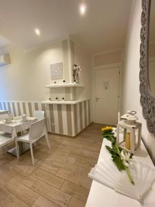 een woonkamer met een tafel en een eetkamer bij Lovely Nights Rome - Luxury rooms in Rome