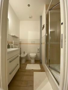 een badkamer met een toilet en een glazen douche bij Lovely Nights Rome - Luxury rooms in Rome