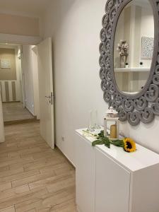 ein Badezimmer mit einem Spiegel an der Wand und einem Waschbecken in der Unterkunft Lovely Nights Rome - Luxury rooms in Rom
