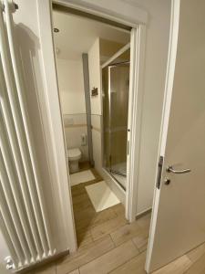 een badkamer met een toilet en een glazen deur bij Lovely Nights Rome - Luxury rooms in Rome