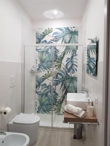 La salle de bains est pourvue d'une douche, de toilettes et d'un lavabo. dans l'établissement B&B Miglio Sacro, à Naples