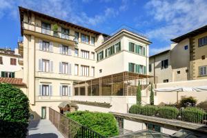 an apartment building with a balcony in front of it at Hotel Orto de' Medici in Florence