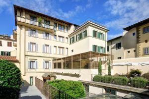 un edificio de apartamentos con balcón frente a él en Hotel Orto de' Medici, en Florencia