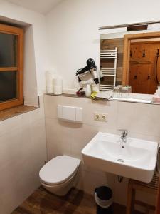 Ein Badezimmer in der Unterkunft Beim Melchern