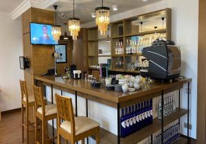 um bar num restaurante com cadeiras e uma televisão em Boutique Hotel Kaspi em Temirtaū