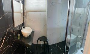 A bathroom at TH LUXURY fly