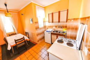 Ett kök eller pentry på Apartments Josipa