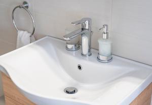 Kylpyhuone majoituspaikassa Ostraco Syros