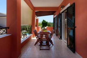 un balcón con mesa y sillas. en Luxury Corfu Villa Villa Lemonia Private Pool 5 BDR Dassia en Dafnila