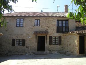 an exterior view of a stone house at Casa de Campos in Silleda