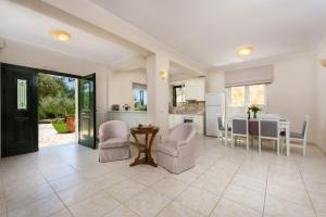 Een zitgedeelte bij Luxury Corfu Villa Villa Jasmine Private Pool 4 BDR Dassia