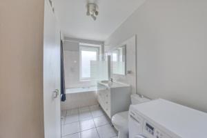 uma casa de banho branca com um WC e um lavatório em Les Géraniums em Baden