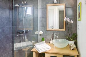 ein Bad mit einem Waschbecken und einer Dusche in der Unterkunft Le Nominoë in Lampaul-Plouarzel