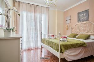 a bedroom with a bed with a green blanket at Alcam Barbera Centro in Barbera del Valles