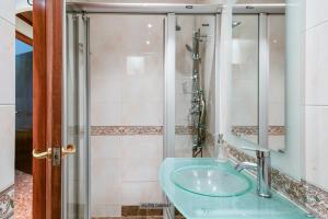 a bathroom with a blue sink and a shower at Alcam Barbera Centro in Barbera del Valles +18 photos