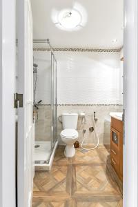 ein Badezimmer mit Toilette, Dusche und Waschbecken in der Unterkunft Luxury apartment Altamira in Adeje